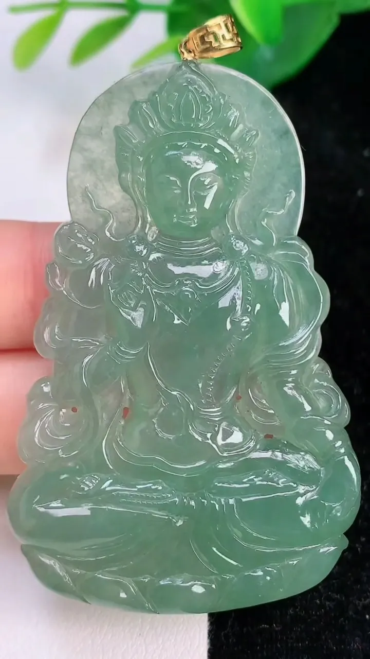 天然A货翡翠度母吊坠，尺寸62.4-40.8-4.6，重量:23.76g
7月6日