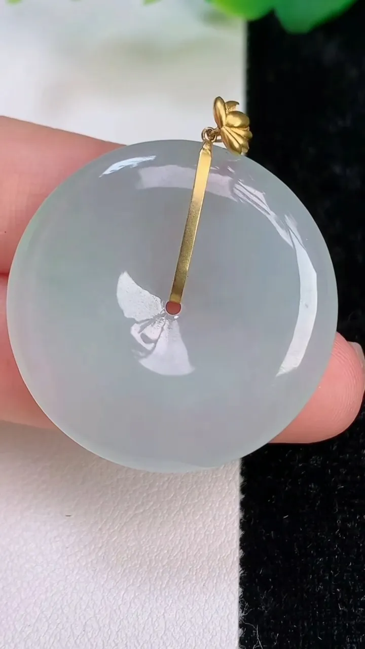 天然A货翡翠平安扣吊坠，尺寸32.7-5，重量:11.23g
7月6日