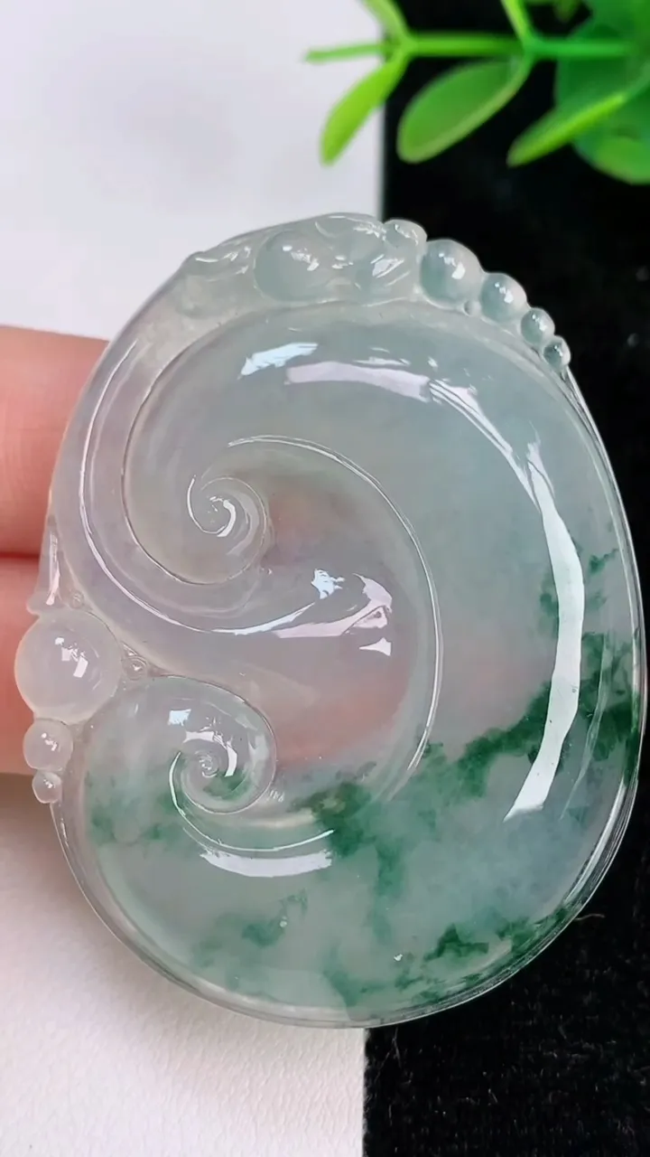 天然A货翡翠种飘花如意吊坠，尺寸53.8-42-6，重量:23.27g
7月6日