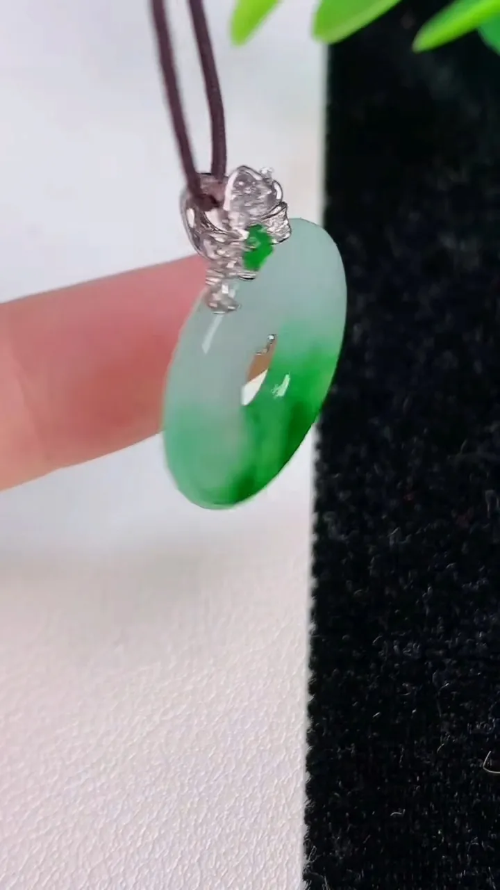 天然A货翡翠平安扣吊坠，尺寸21.5-3.7，重量:4.25g
7月6日