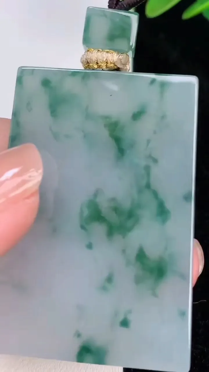 天然A货翡翠种飘花仿古无事牌吊坠，尺寸49.3-34.4-5.7，重量:32.33g
7月6日