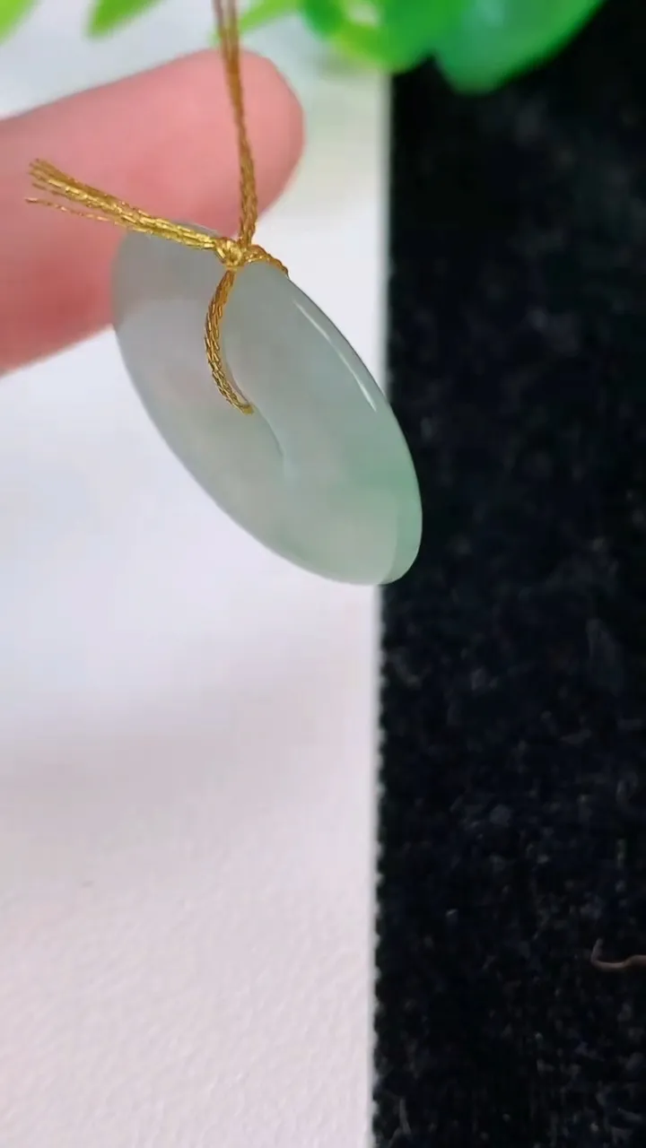 天然A货翡翠平安扣吊坠，尺寸22-4.4，重量:4.42g
7月6日