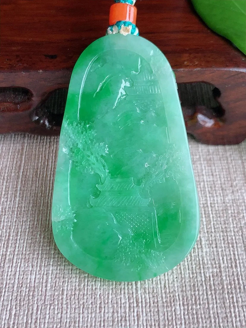天然A货翡翠飘阳绿意境山水牌吊坠 尺寸51.3×30.8×7.4m量28.10g 0704