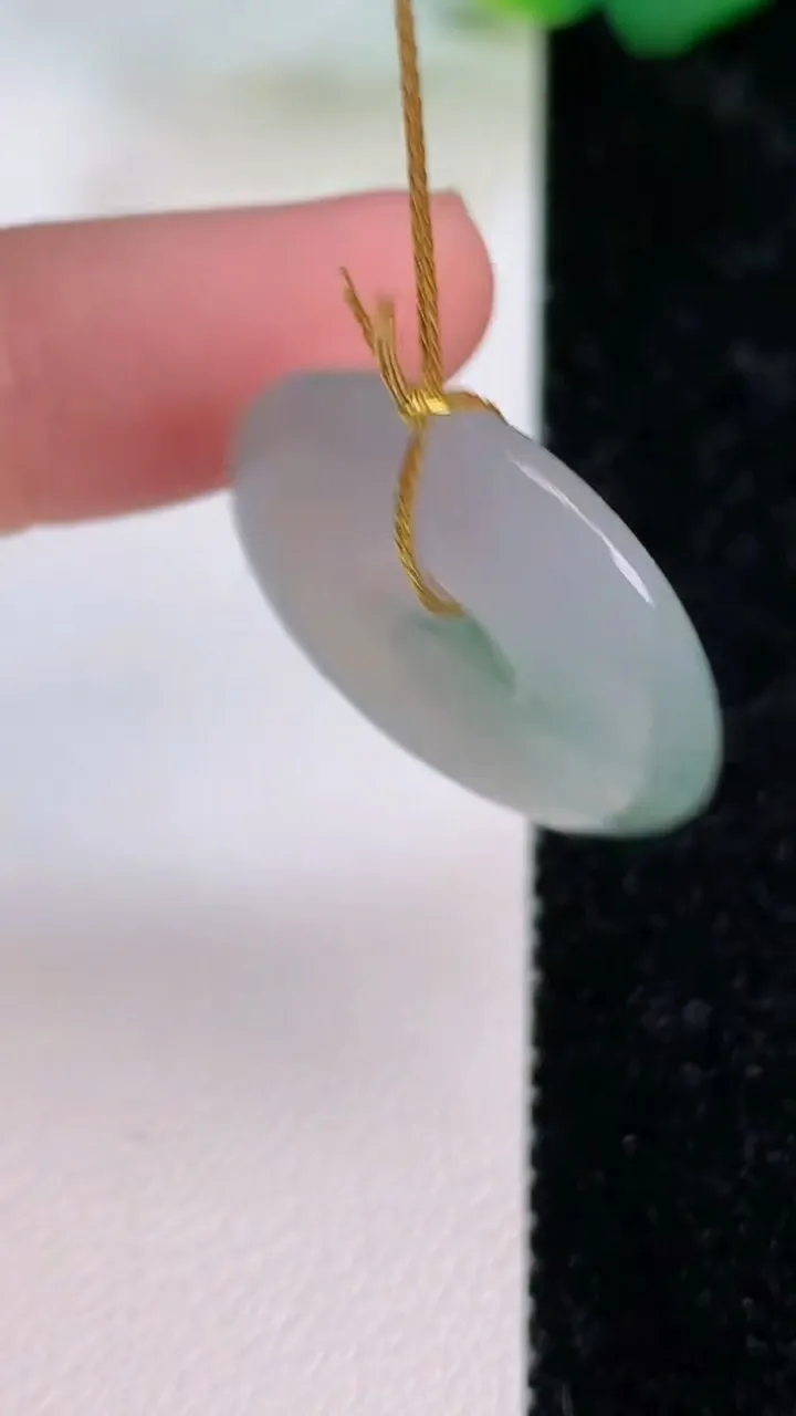 天然A货翡翠飘花平安扣吊坠，尺寸23.6-5.3，重量:5.95g
7月6日