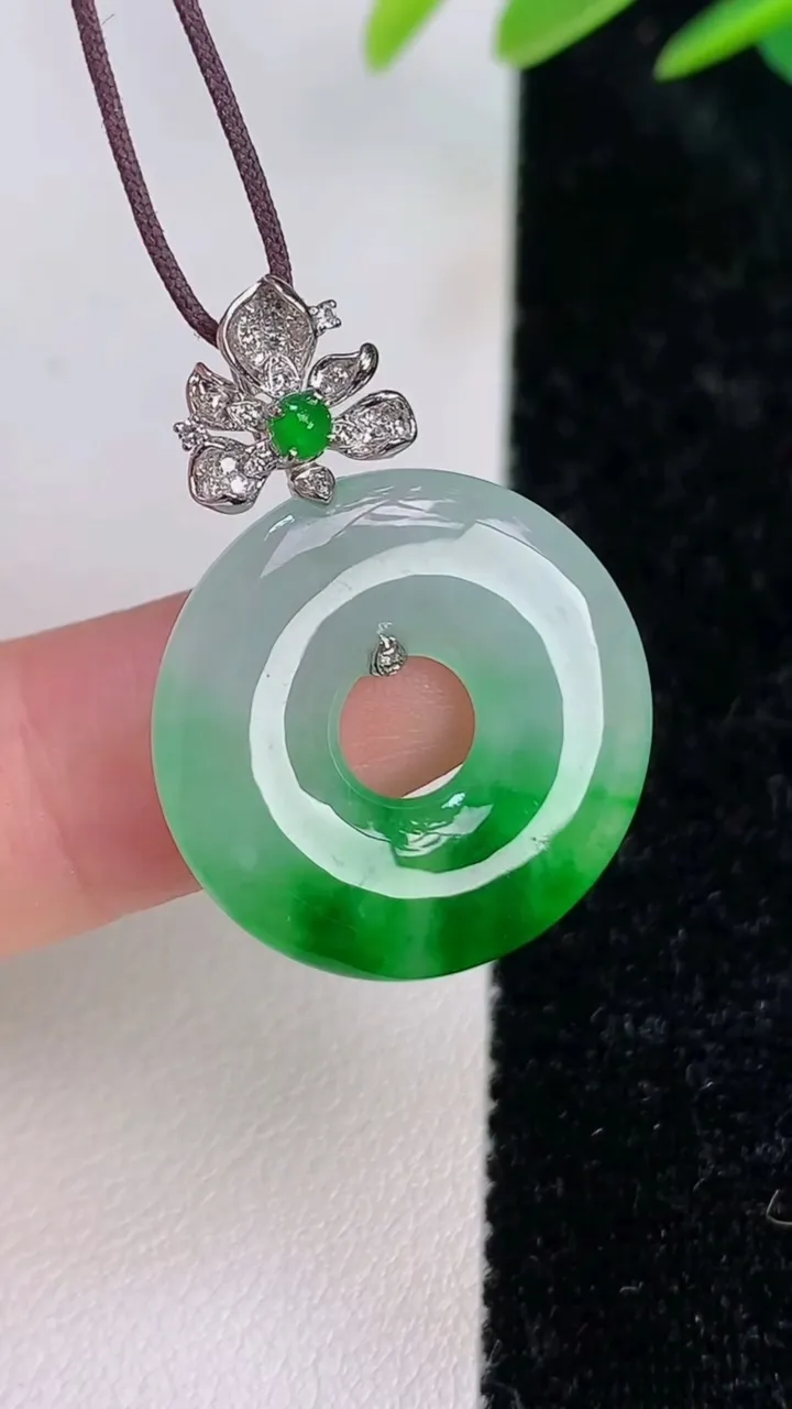 天然A货翡翠平安扣吊坠，尺寸21.5-3.7，重量:4.25g
7月6日