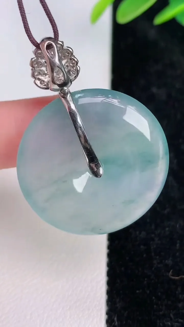 天然A货翡翠种飘花平安扣吊坠，尺寸28.4-5，重量:9.88g
7月6日