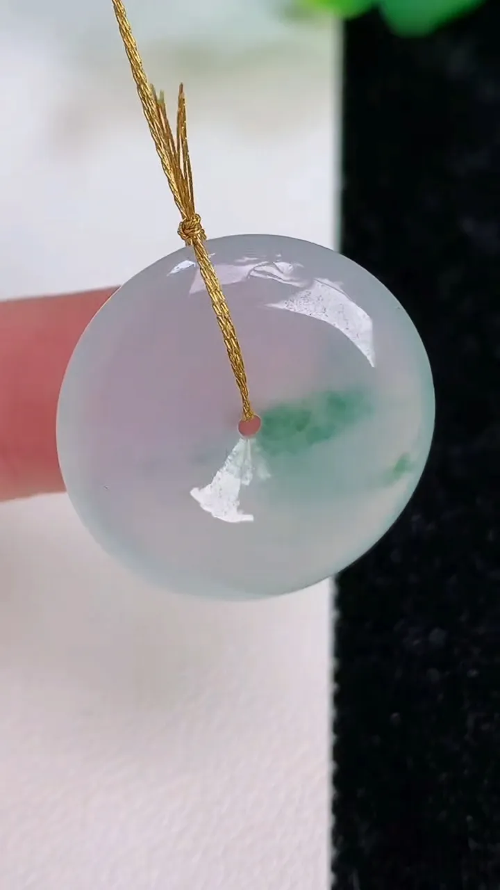 天然A货翡翠飘花平安扣吊坠，尺寸23.6-5.3，重量:5.95g
7月6日