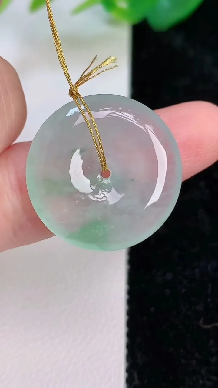 天然A货翡翠平安扣吊坠，尺寸22-4.4，重量:4.42g
7月6日