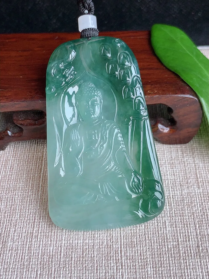 天然A货翡翠飘花大日如来吊坠尺寸63.5×37×5m量31.62g 0704