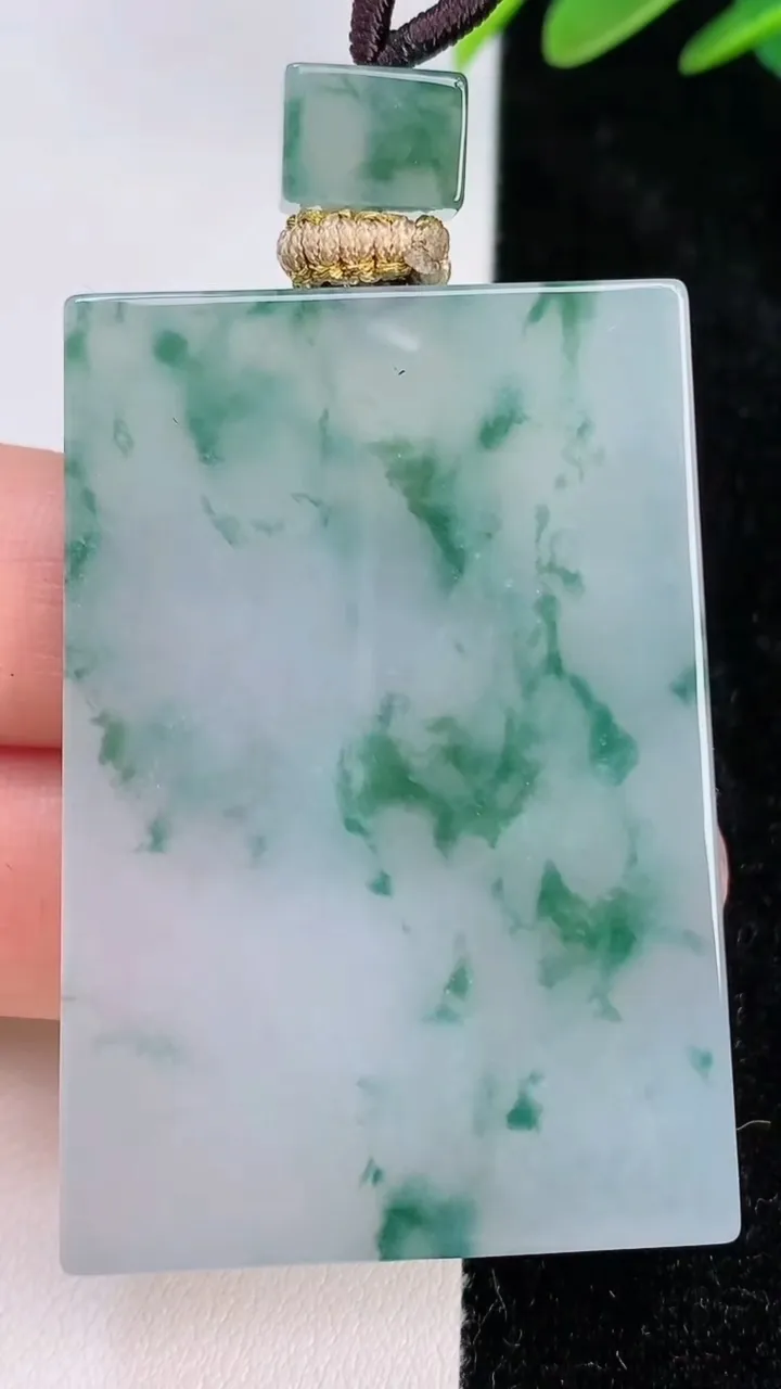 天然A货翡翠种飘花仿古无事牌吊坠，尺寸49.3-34.4-5.7，重量:32.33g
7月6日