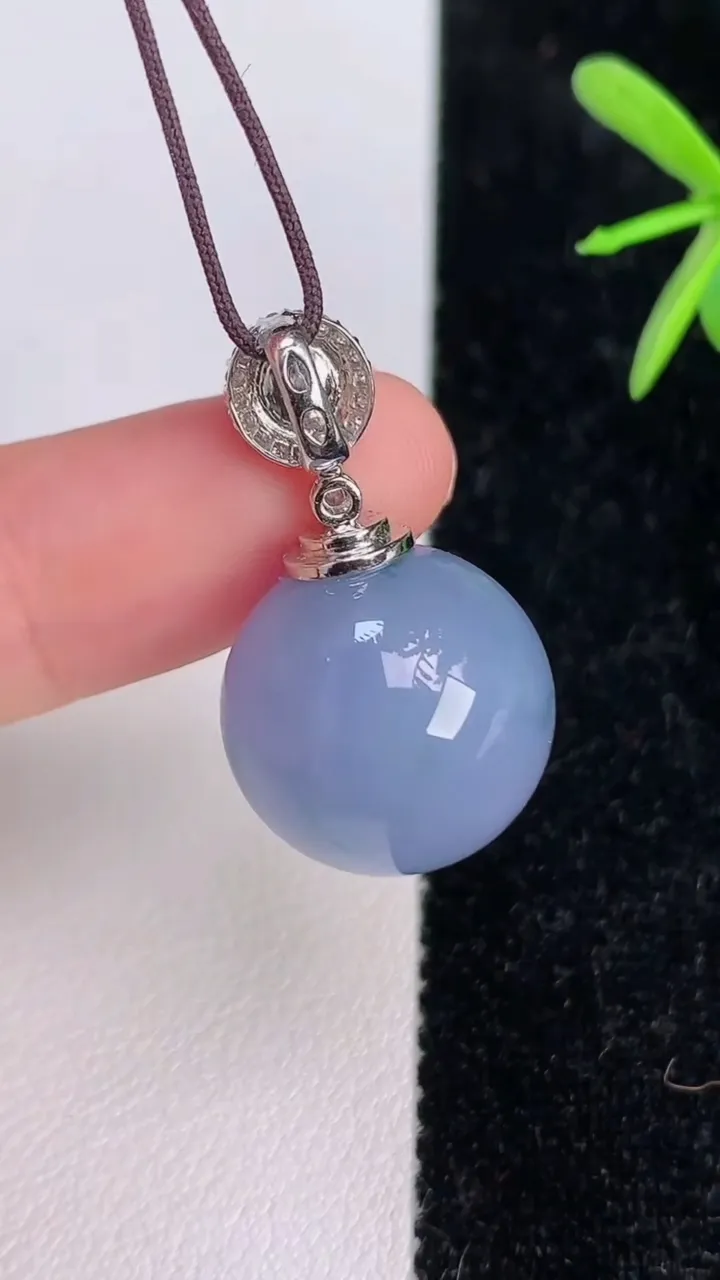 天然A货翡翠18k金紫罗兰圆珠吊坠，尺寸16，重量:8.09g7月6日
工厂直销收藏佳品,种好水足，色泽均匀，有种有色，上手高大气！