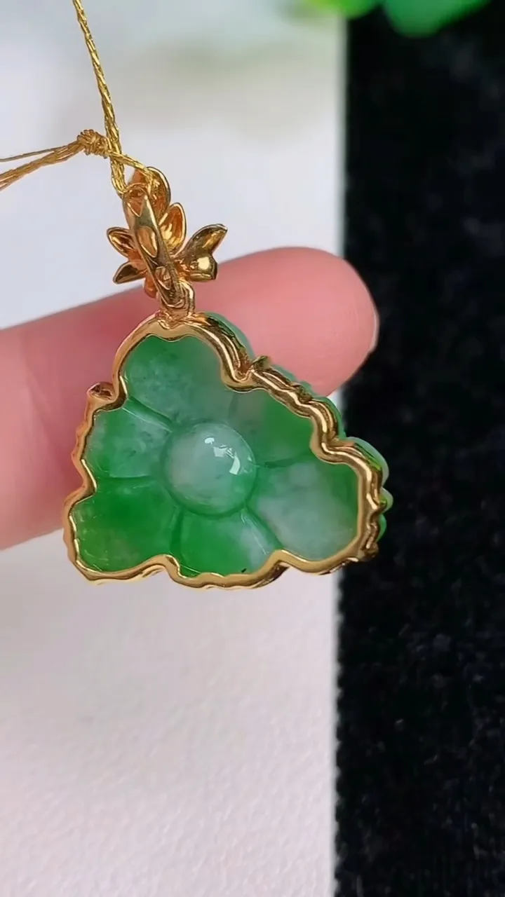 天然A货翡翠花开富贵吊坠，尺寸17-50.3-5，重量:3.28g
7月6日