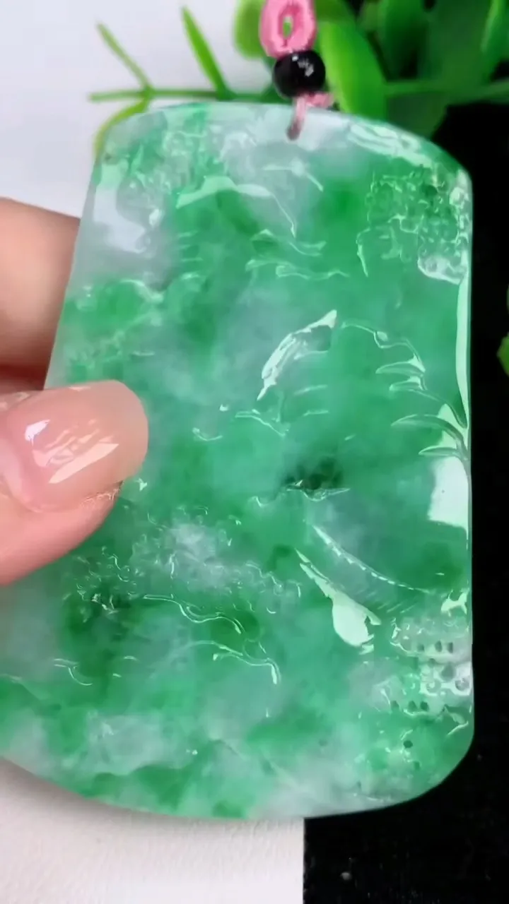 天然A货翡翠山水牌吊坠，尺寸72.5-51-6.3，重量:46.26g
7月6日