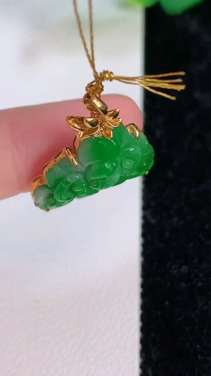 天然A货翡翠花开富贵吊坠，尺寸17-50.3-5，重量:3.28g
7月6日
