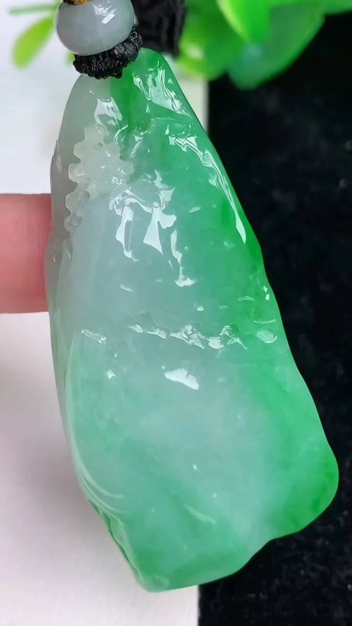 天然A货翡翠山水无相佛吊坠，尺寸55-25.2-10.2，重量:33.35g
7月6日