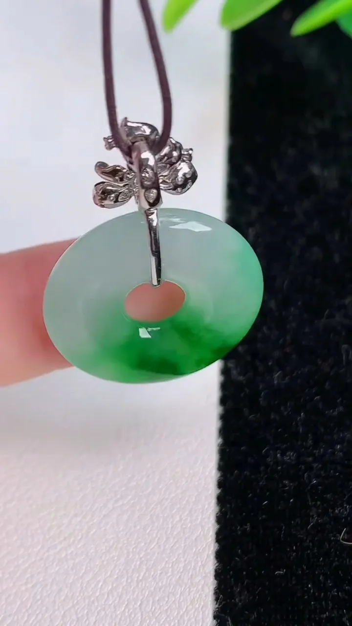 天然A货翡翠平安扣吊坠，尺寸21.5-3.7，重量:4.25g
7月6日