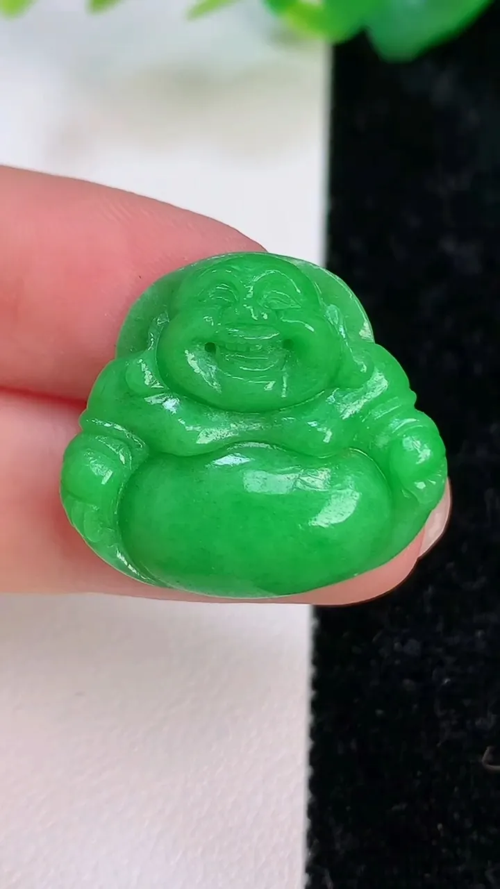 天然A货翡翠佛公吊坠，尺寸22.7-25-5.6，重量:4.45g
7月6日
