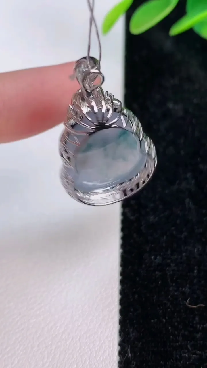 天然A货翡翠18k金紫罗兰飘花葫芦吊坠，尺寸31-18-10，裸石20-15.8重量:4.66g
7月6日
