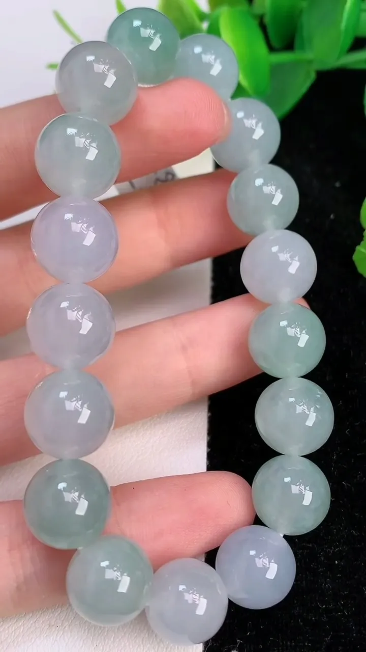 天然A货翡翠双彩圆珠手串，尺寸11.8-17颗，重量:47.77g7月6日
工厂直销收藏佳品,种好水足，色泽均匀，有种有色，上手高大气！