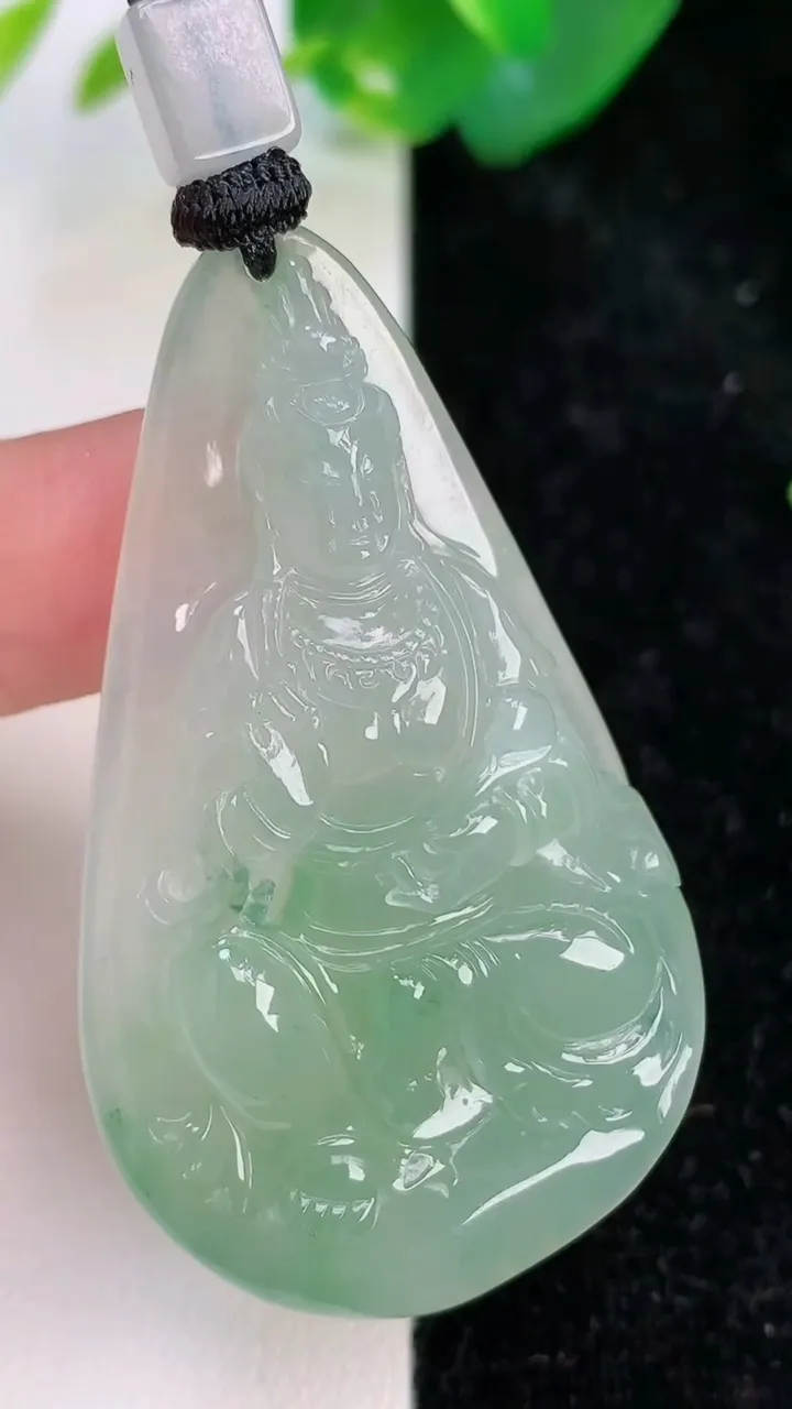 天然A货翡翠观音菩萨吊坠，尺寸49-30.4-9，重量:23.27g
7月6日