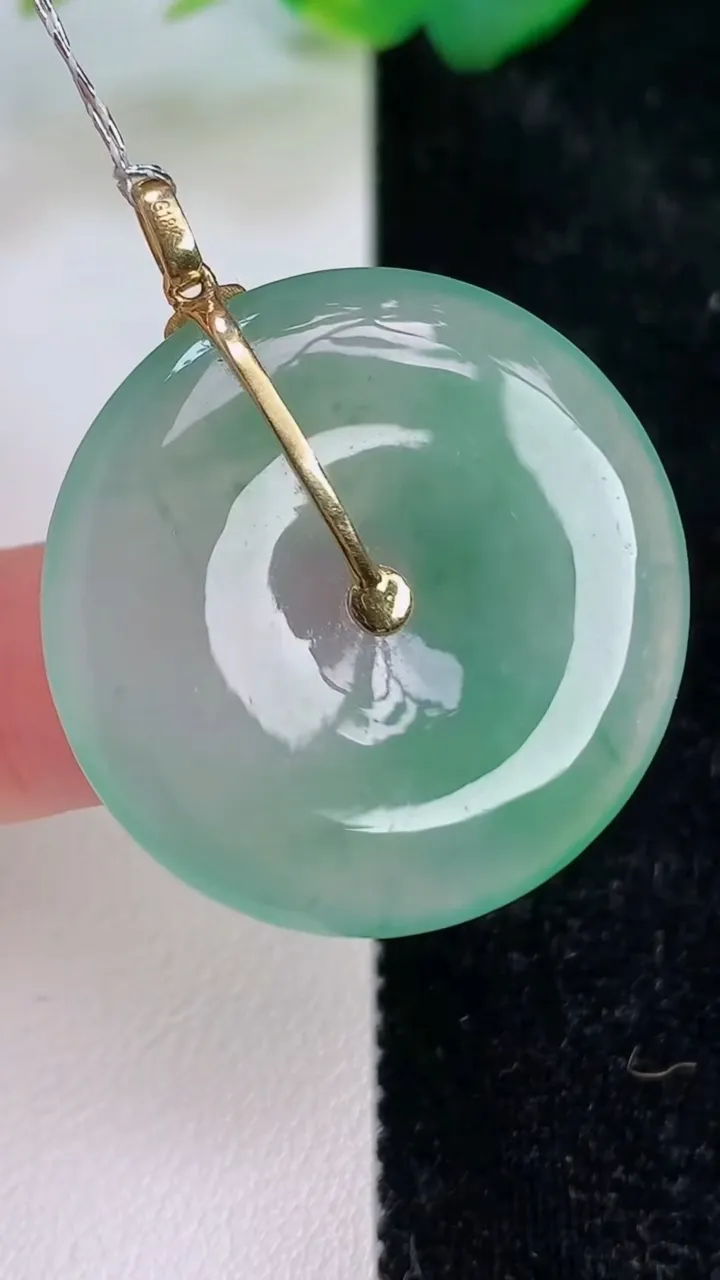 天然A货翡翠平安扣吊坠，尺寸29.5-4.3，重量:8.38g
7月6日