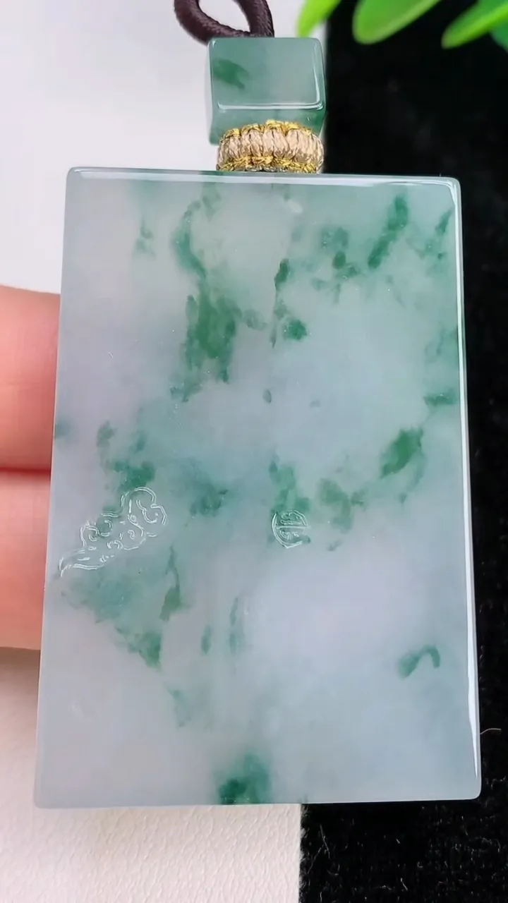 天然A货翡翠种飘花仿古无事牌吊坠，尺寸49.3-34.4-5.7，重量:32.33g
7月6日