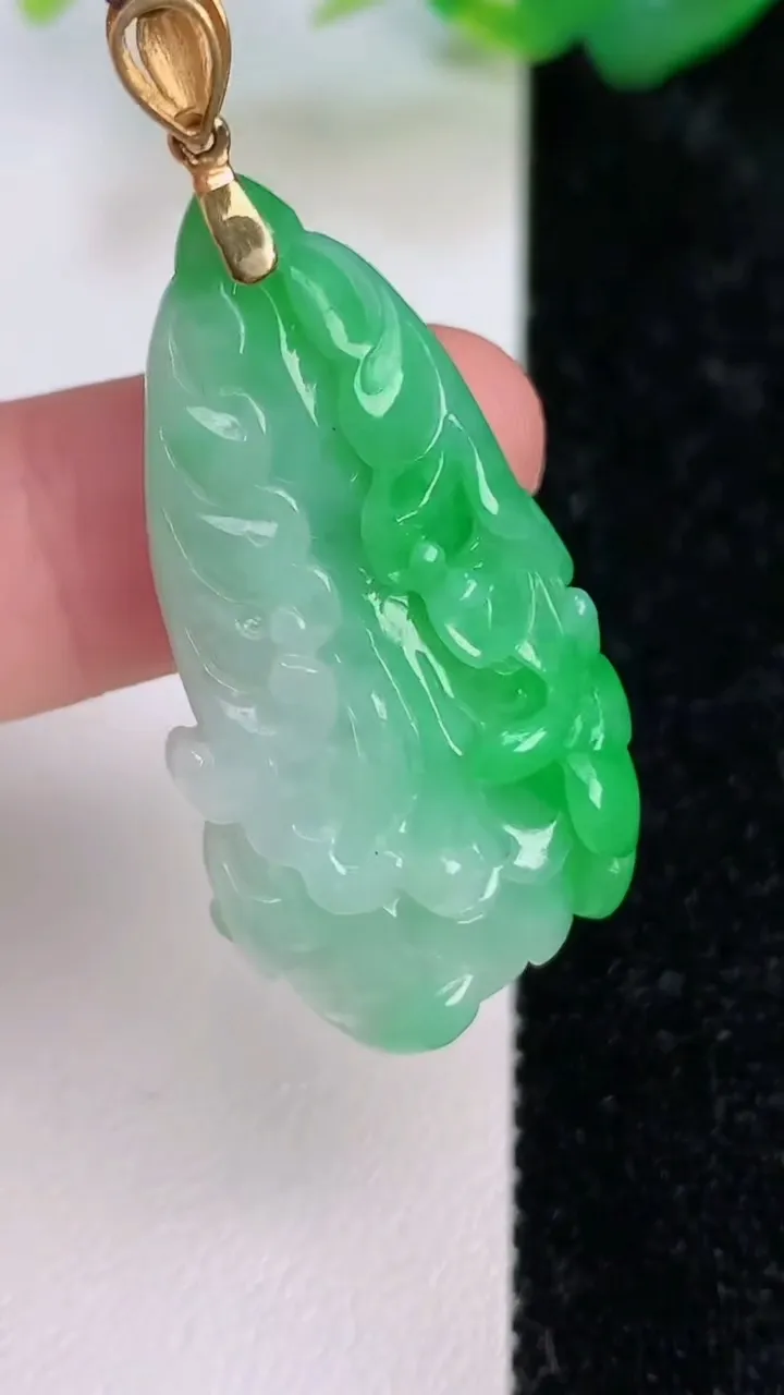 天然A货翡翠白菜吊坠，尺寸35.5-19-8.5，重量:8.62g
7月6日