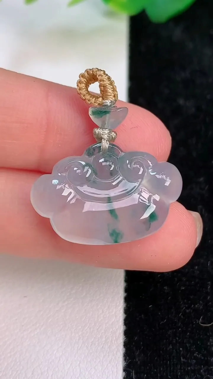 天然A货翡翠冰种飘花如意头吊坠，尺寸15.4-24.6-6.2，重量:4.99g
7月6日