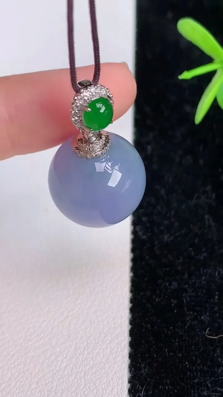 天然A货翡翠18k金紫罗兰圆珠吊坠，尺寸16，重量:8.09g7月6日
工厂直销收藏佳品,种好水足，色泽均匀，有种有色，上手高大气！