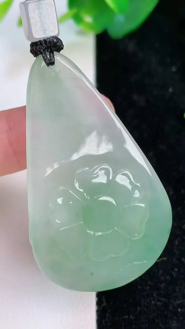 天然A货翡翠观音菩萨吊坠，尺寸49-30.4-9，重量:23.27g
7月6日