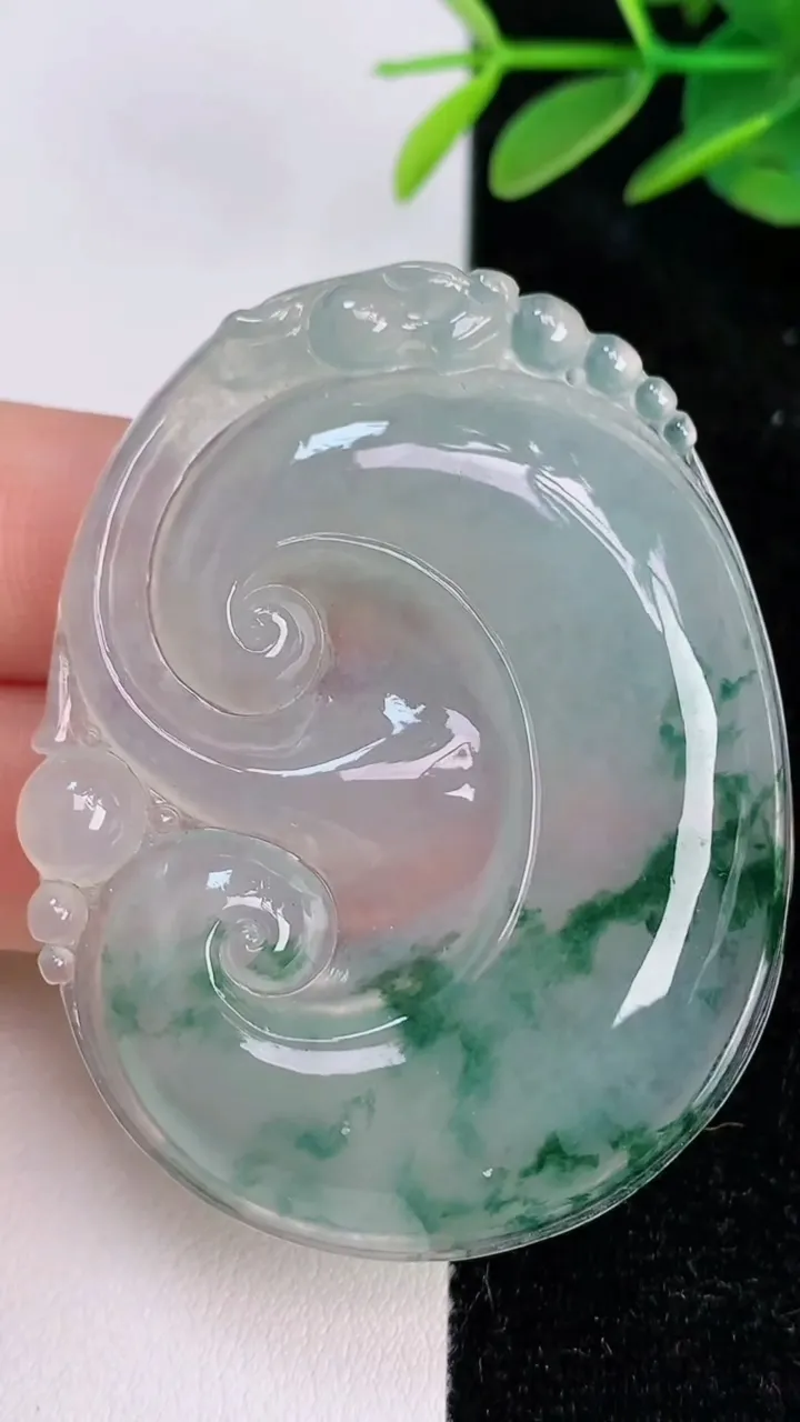 天然A货翡翠种飘花如意吊坠，尺寸53.8-42-6，重量:23.27g
7月6日