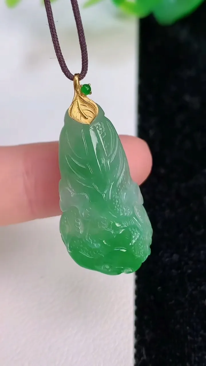 天然A货翡翠白菜吊坠，尺寸27.3-15.4-9.2，重量:5.44g
7月6日