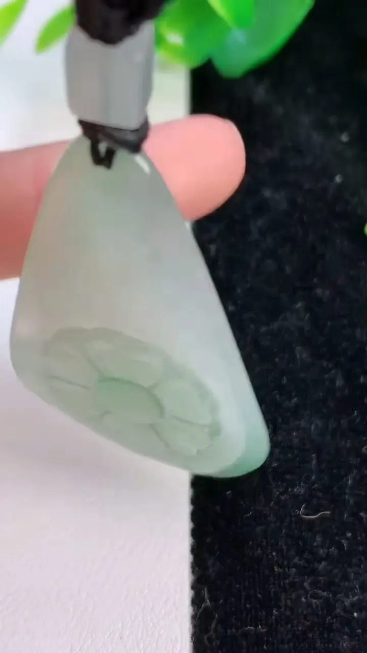 天然A货翡翠观音菩萨吊坠，尺寸49-30.4-9，重量:23.27g
7月6日