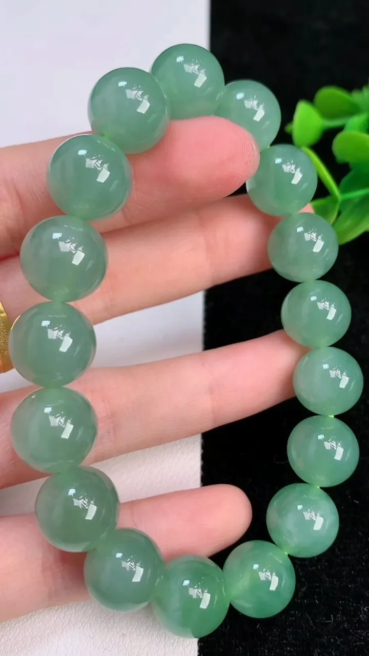 天然A货翡翠圆珠手串，尺寸12.2-17颗，重量:54.59g7月6日
工厂直销收藏佳品,种好水足，色泽均匀，有种有色，上手高大气！