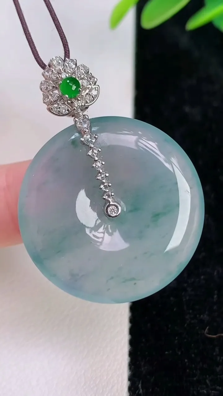 天然A货翡翠种飘花平安扣吊坠，尺寸28.4-5，重量:9.88g
7月6日