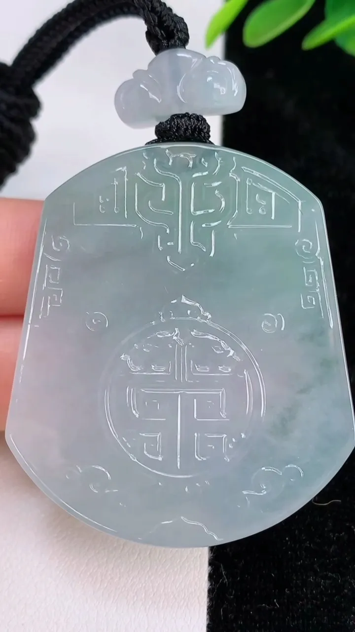 天然A货翡翠仿古无事牌吊坠，尺寸49-42.7-6，重量:35.01g
7月6日