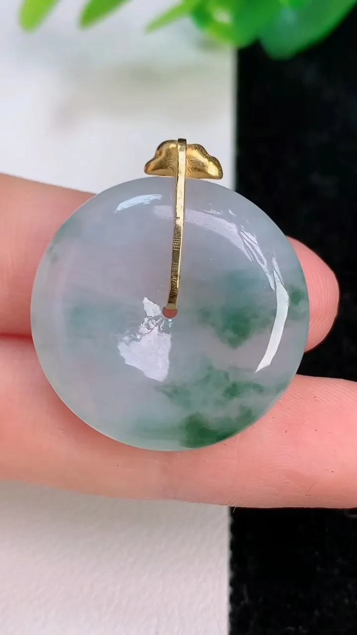 天然A货翡翠18k金飘花平安扣吊坠，尺寸26.6-5.8，重量:8.26g
7月6日