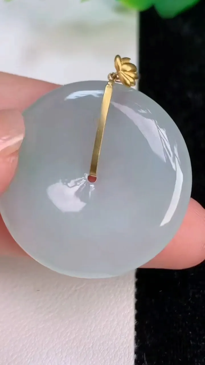 天然A货翡翠平安扣吊坠，尺寸32.7-5，重量:11.23g
7月6日