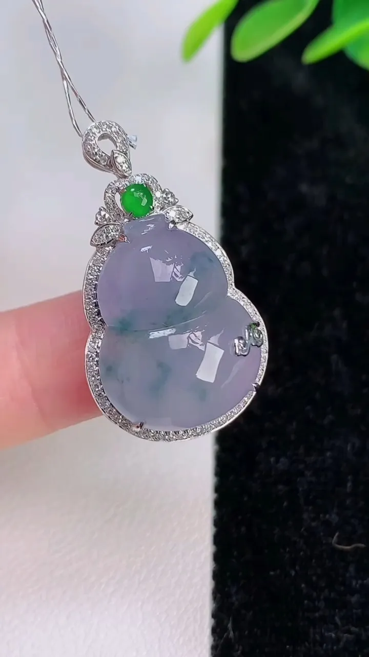 天然A货翡翠18k金紫罗兰飘花葫芦吊坠，尺寸31-18-10，裸石20-15.8重量:4.66g
7
