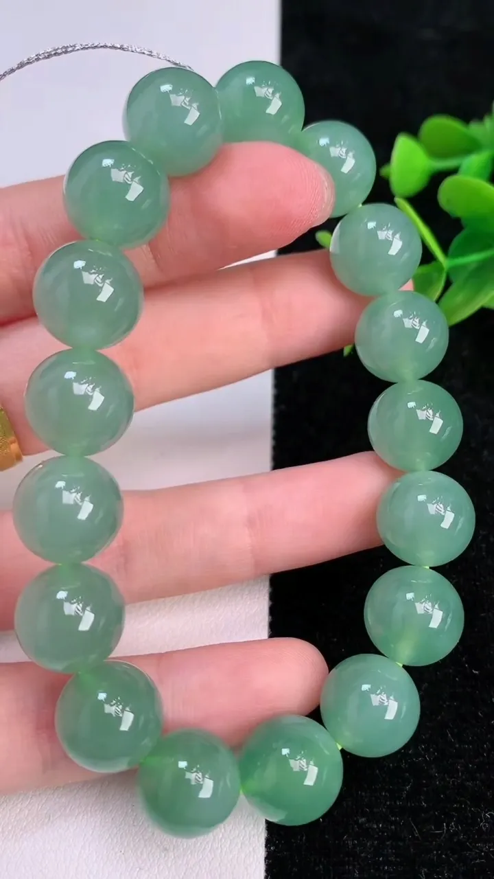 天然A货翡翠圆珠手串，尺寸12.2-17颗，重量:54.59g7月6日
工厂直销收藏佳品,种好水足，色泽均匀，有种有色，上手高大气！