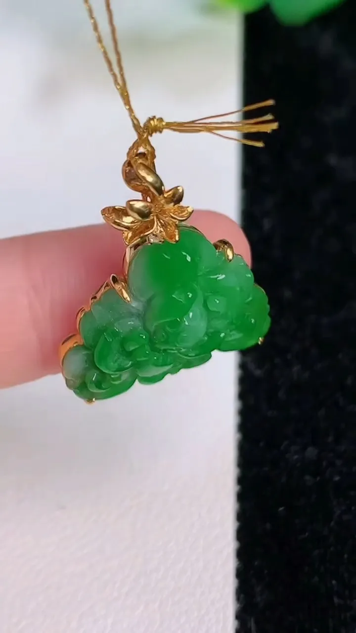 天然A货翡翠花开富贵吊坠，尺寸17-50.3-5，重量:3.28g
7月6日