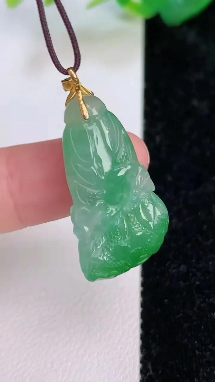 天然A货翡翠白菜吊坠，尺寸27.3-15.4-9.2，重量:5.44g
7月6日