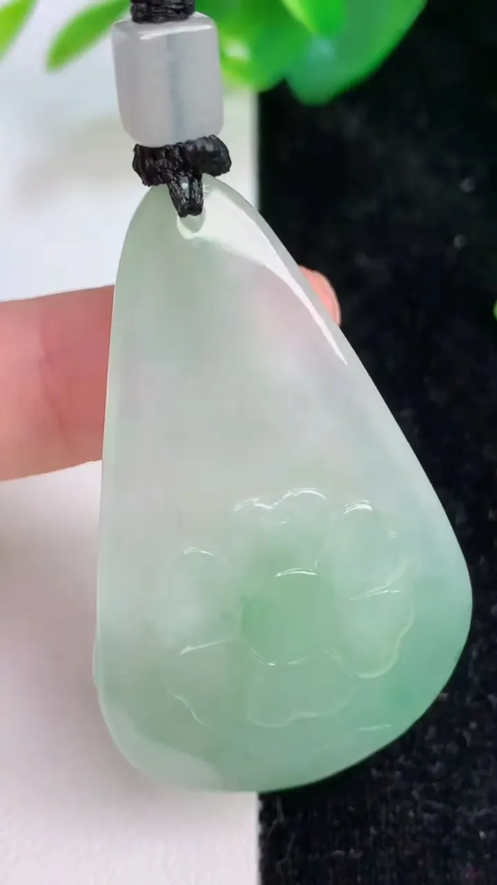 天然A货翡翠观音菩萨吊坠，尺寸49-30.4-9，重量:23.27g
7月6日