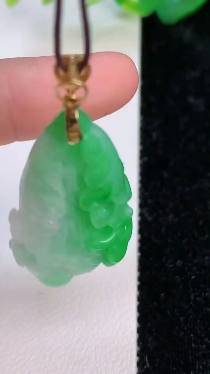 天然A货翡翠白菜吊坠，尺寸35.5-19-8.5，重量:8.62g
7月6日
