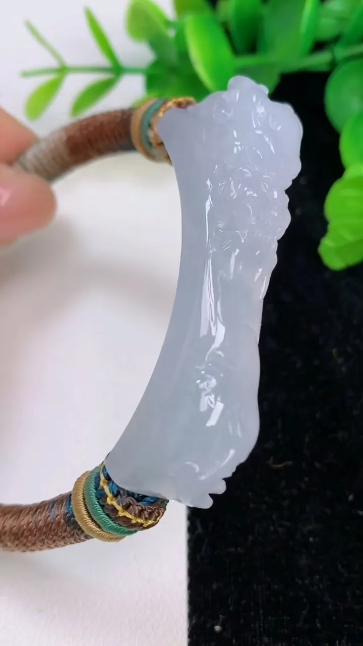 天然A货翡翠龙牌手绳，尺寸54-12.5-16，重量:33.11g
7月6日