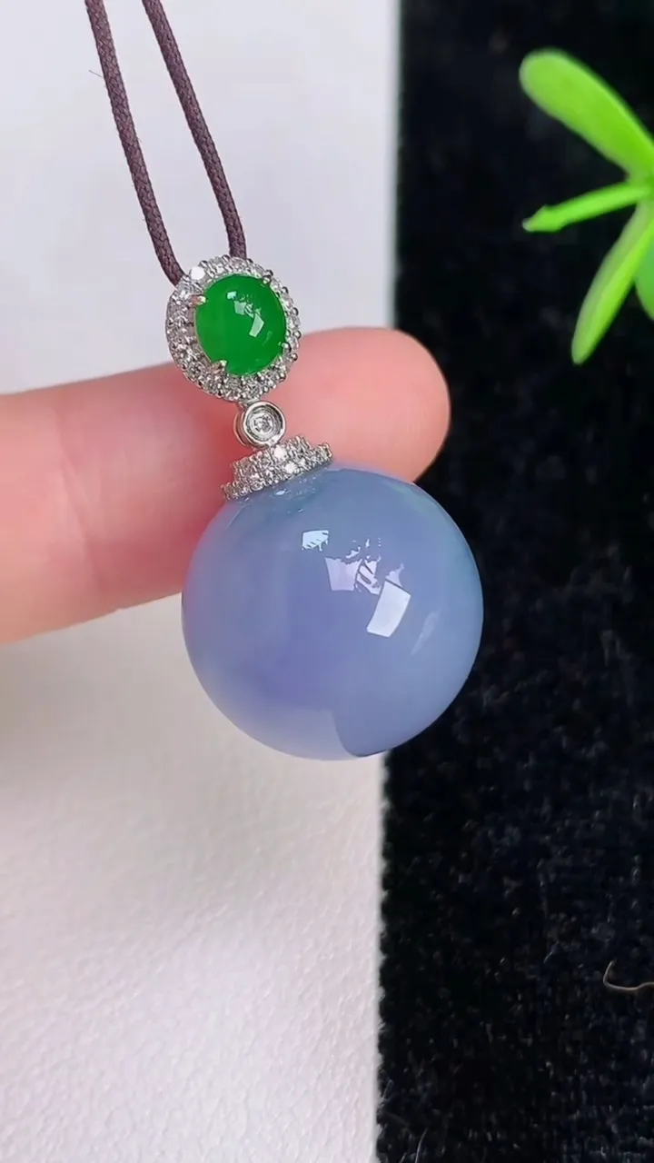 天然A货翡翠18k金紫罗兰圆珠吊坠，尺寸16，重量:8.09g7月6日
工厂直销收藏佳品,种好水足，色泽均匀，有种有色，上手高大气！