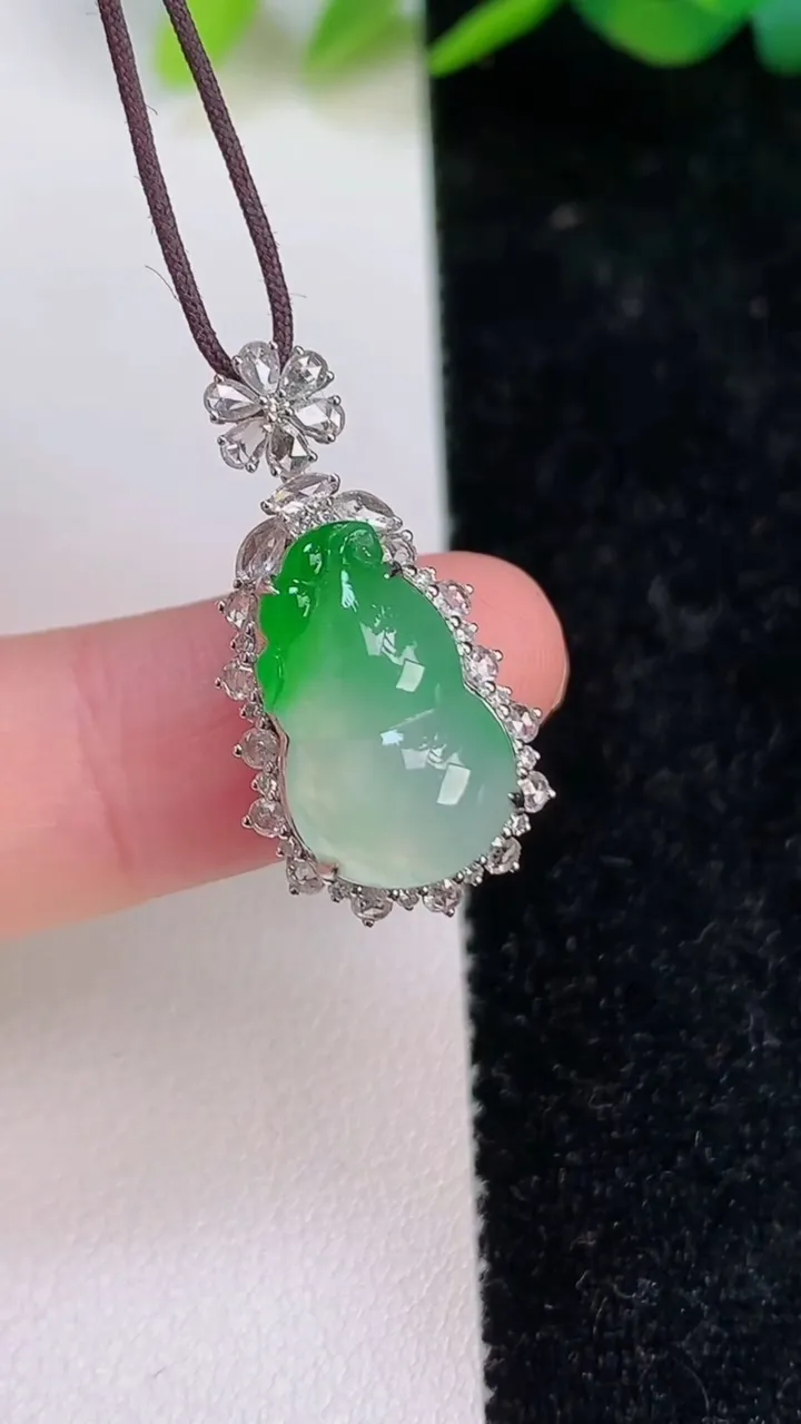 天然A货翡翠葫芦吊坠，尺寸25.5-13.2-10.8，裸石15.2-9重量:4.34g
7月6日