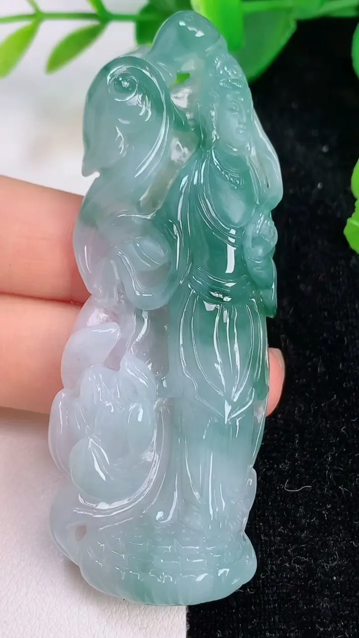 天然A货翡翠观音菩萨吊坠，尺寸77.3-18.3-9，重量:34.61g
7月6日