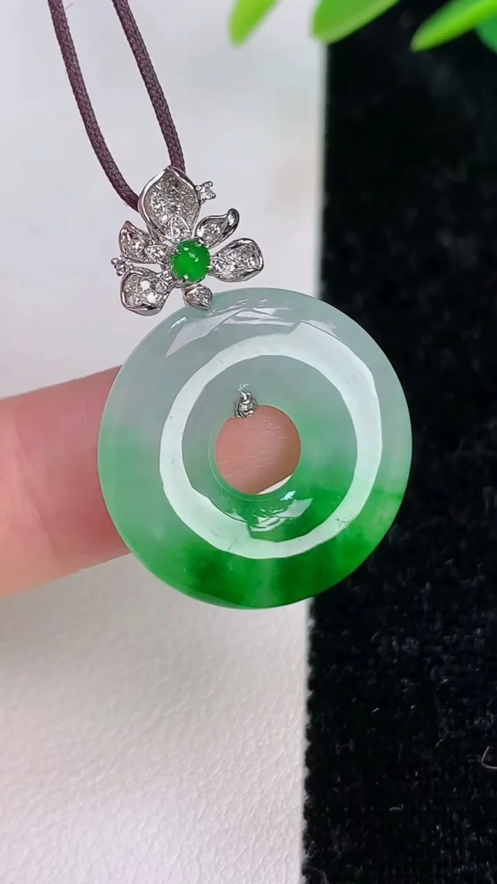 天然A货翡翠平安扣吊坠，尺寸21.5-3.7，重量:4.25g
7月6日