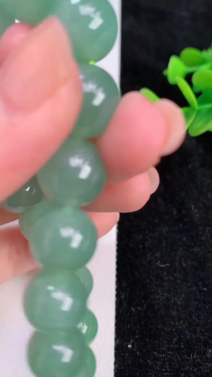 天然A货翡翠圆珠手串，尺寸12.2-17颗，重量:54.59g7月6日
工厂直销收藏佳品,种好水足，色泽均匀，有种有色，上手高大气！